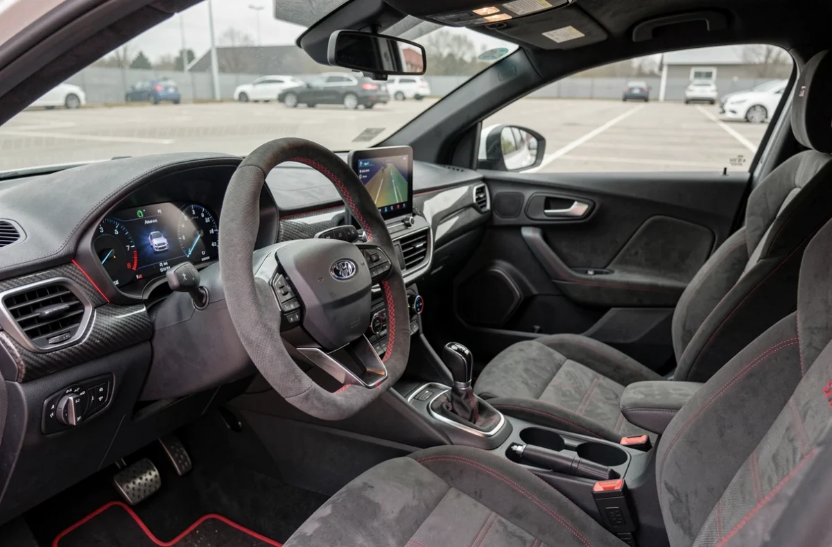 Intérieur sportif du Ford Puma ST-Line avec tableau de bord, volant et écran tactile en gros plan
